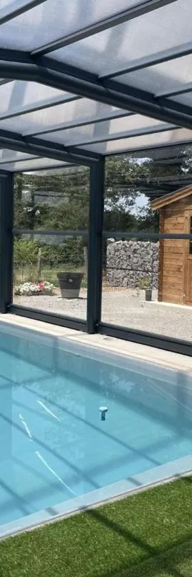 Gîte rénové avec piscine chauffée couverte, climatisation, proche randonnées et attractions locales - FR-1-489-471，位于Couzon的酒店