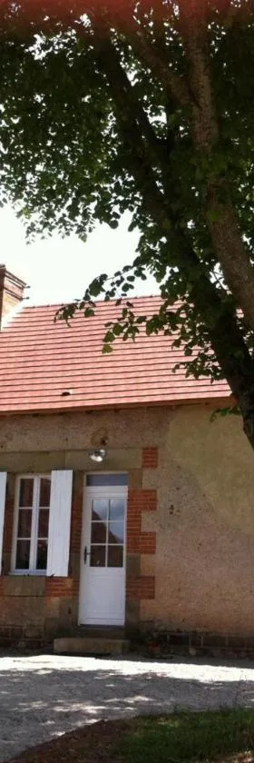 Maison rénovée avec jardin, animaux acceptés, climatisation, parking - FR-1-489-36，位于Agonges的酒店