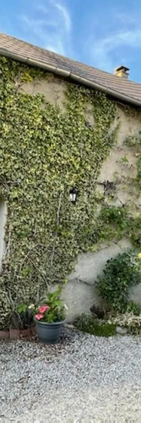 Charmant gîte avec jardin clôturé, cheminée et nombreux équipements près des stations thermales - FR-1-489-159，位于La Petite-Marche的酒店