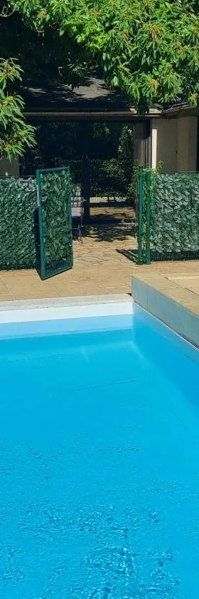 TourTour in the Loire Valley poolside Chalet，位于圣阿韦尔坦的酒店