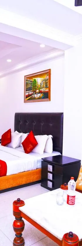 Hotel Moon Taj Near Yashobhoomi Convention Centre，位于新德里的酒店