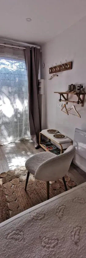 Au Poème du Chêne, Logement indépendant, Calme, Parking gratuit，位于Basse-Goulaine的酒店