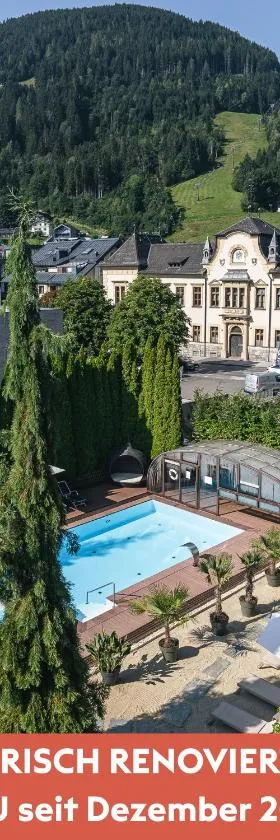 Upside Down Town Hotel-Neue Post，位于滨湖采尔的酒店