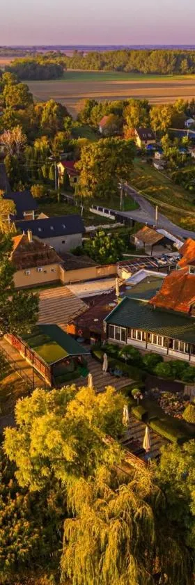 Mártoni Resort & Restaurant，位于Szigetszentmárton的酒店
