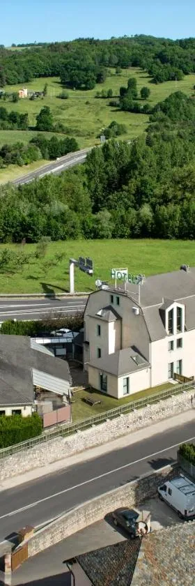 Hôtel-Restaurant Le Calice Du Gevaudan - A75，位于班纳萨克的酒店