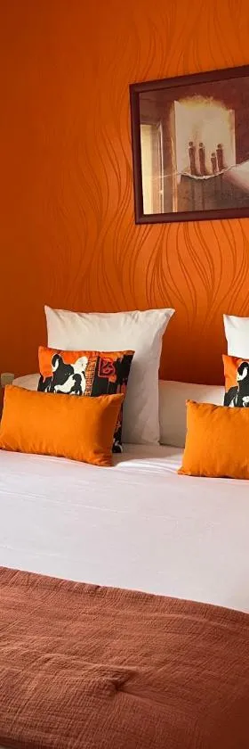 Logis hôtel Les Confins du perche，位于于讷河畔索镇的酒店