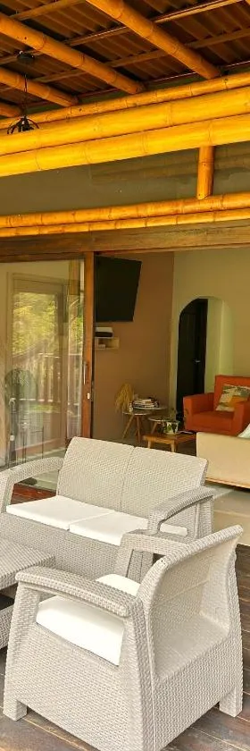 La Veranda Hotel & Restaurant，位于米卡的酒店
