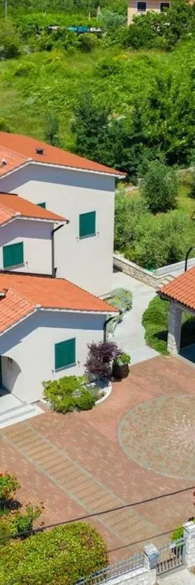 Holiday House OLIVE GROVE with pool and garden，位于拉宾的酒店
