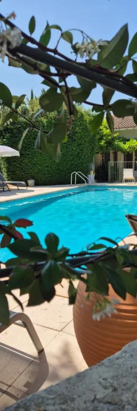 Hôtel La Garrigue & Bar Piscine，位于弗纳斯屈厄的酒店