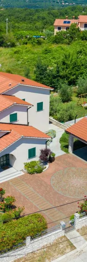 Holiday House OLIVE GROVE with pool and garden，位于拉宾的酒店