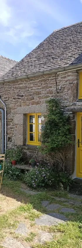 La Maison de Poupée Gîte cosy Monts d'Arrée Bretagne，位于Berrien的酒店