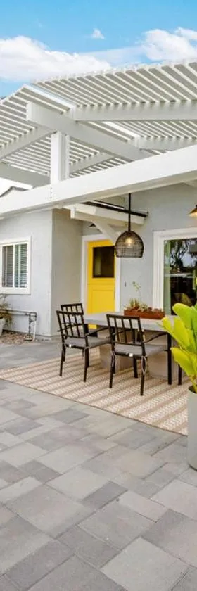 Yellow Door Beach House close to Moonlight Beach and LEGO Land，位于恩西尼塔斯的酒店