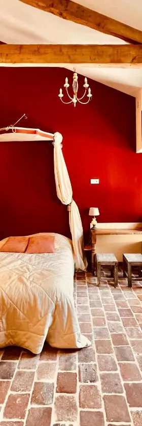 Mini gîte royal，位于Sainte-Gemme-la-Plaine的酒店