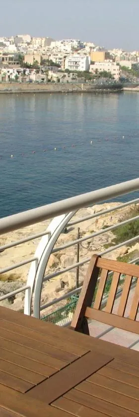 SeaFront Apartment Marsascala，位于马尔萨斯卡拉的酒店