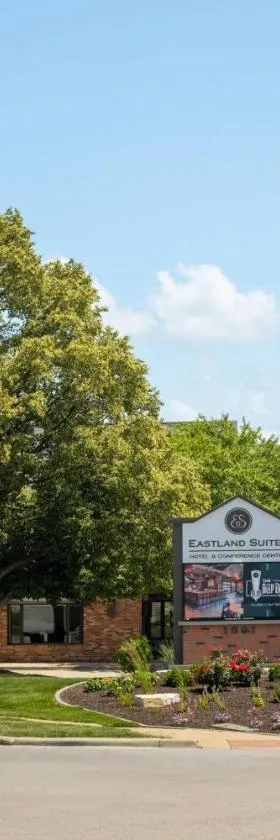 Eastland Suites Hotel & Conference Ctr, Trademark by Wyndham，位于布卢明顿的酒店