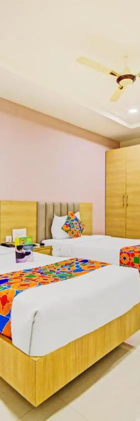 FabHotel Veeraj Suites，位于海得拉巴的酒店