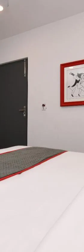 Super Townhouse Function Inn Near Chaudhary Charan Singh International Airport，位于Charbagh的酒店