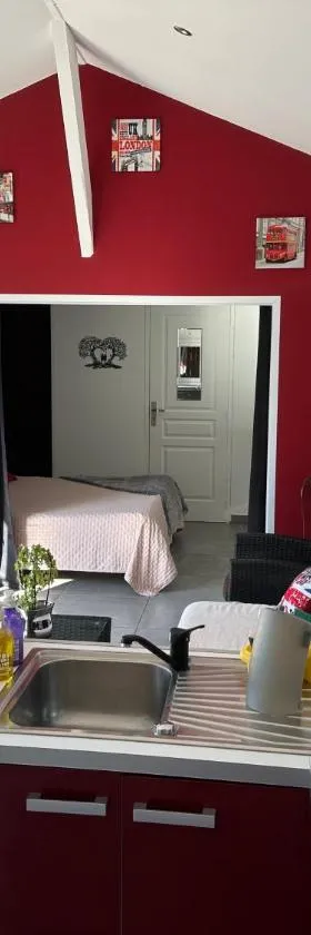 Dépendance de 45m2 à louer，位于Saint-Vite的酒店