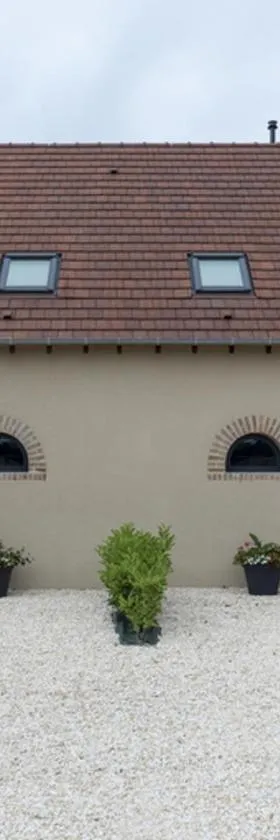 Gîte rénové avec terrasse, poêle à bois et Wifi à Chapeau - FR-1-489-79，位于Chapeau的酒店