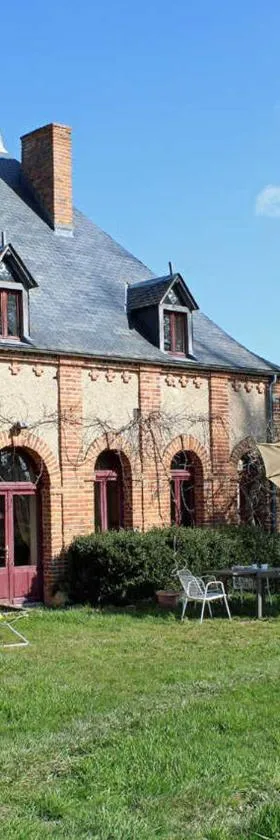 Gîte lumineux avec jardin, près de Vichy, 2 chambres, équipements modernes, draps inclus - FR-1-489-281，位于Trézelles的酒店