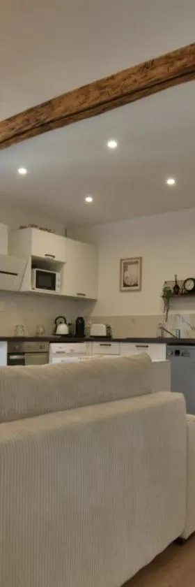 "La Tour", Logement cosy, au calme，位于Vertrieu的酒店