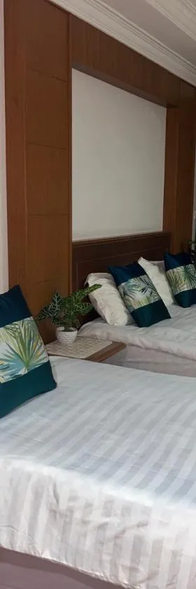 Riverbank Suites - River View Level 11, Sleeps 7，位于Kampung Boyan的酒店