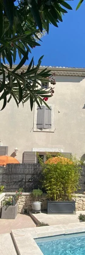 La Papaline de Caroline Suite avec petit-déjeuner Saint-Saturnin-lès-Avignon，位于圣萨特尼莱斯艾的酒店