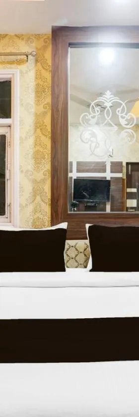 Super Townhouse Brahma Sarovar Formerly Krishna mahal，位于Thānesar的酒店