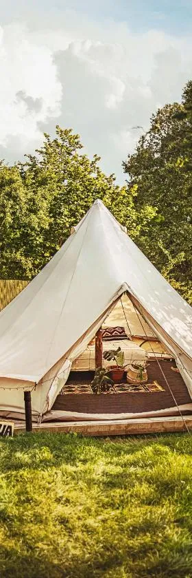 Glamping Hive，位于Čmeliny的酒店