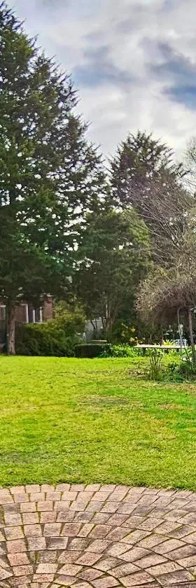 Maggie's Guesthouse on Swansfield - free pool, billiards, tennis court, more，位于Warrandyte的酒店