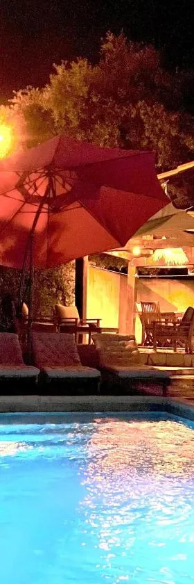 Chambre, terrasse et piscine de l'Impasse du Pressoir，位于Le Crès的酒店