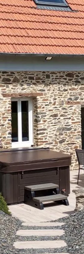 Maison rénovée dans le bocage Normand avec jacuzzi，位于Canisy的酒店