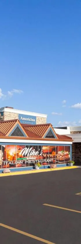 AmericInn & Suites by Wyndham Baraboo Event Center，位于巴拉布的酒店
