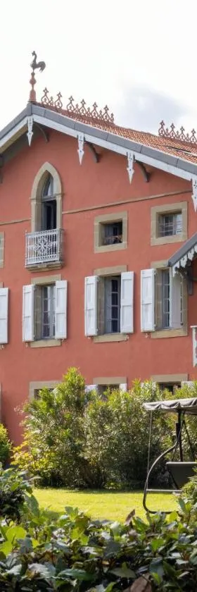 Domaine La Belle Histoire - Gîte côté Parc，位于Besset的酒店