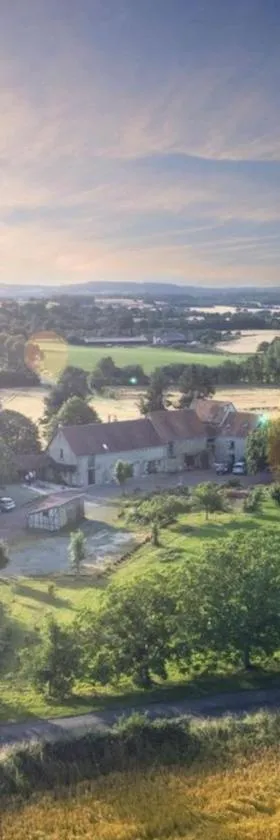 Spacious country house in Normandie，位于Moulins-le-Carbonnel的酒店