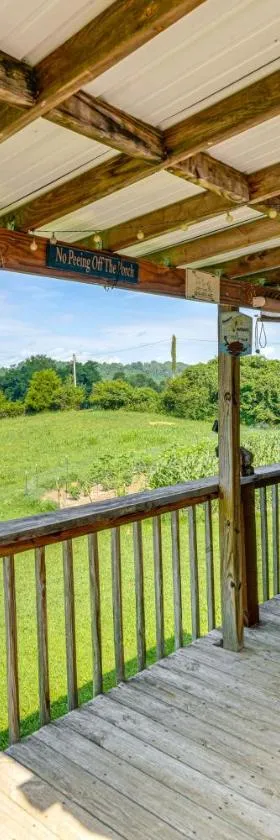 Rogersville Barn Apartment on 27 Acres with Pond!，位于Rogersville的酒店