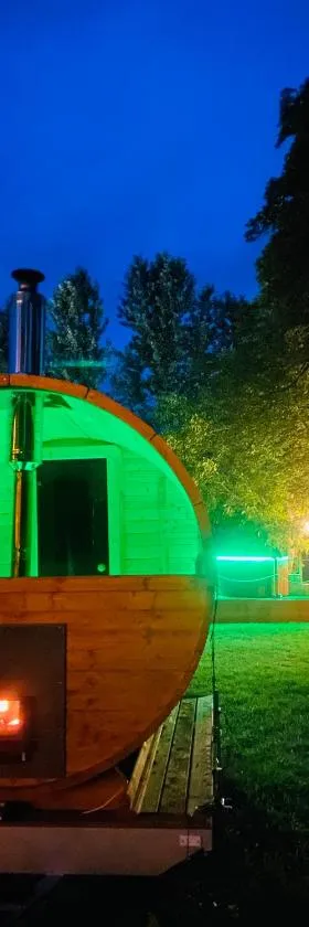 Poleskie zacisze, domek Bocian, kominek, balia,sauna,wifi，位于Helenin的酒店