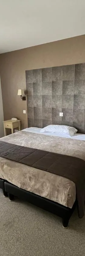 Logis Hotel-Restaurant "Auberge Le Petit pont"，位于Tennie的酒店