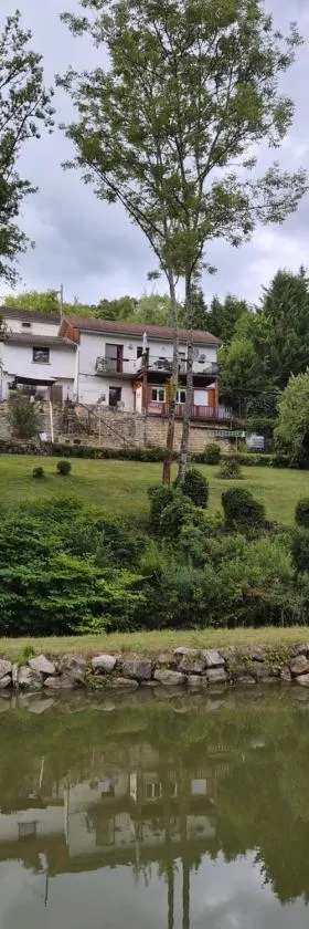 apartment, gite by the canal l Est,river Coney vosges france，位于Fontenoy-le-Château的酒店