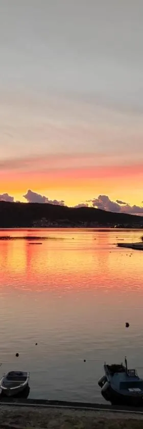 Sea View Apartment Sunrise Poljica & Blue Lagoon Rent A Boat，位于波尔吉察的酒店