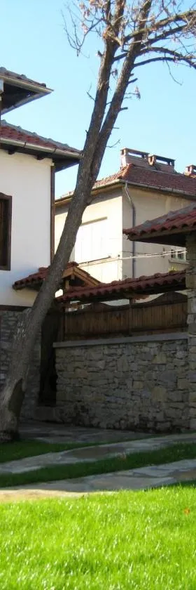 Private 4BR-2BA guest House Dryanovo with Pool and FREE Parking，位于德里亚诺沃的酒店