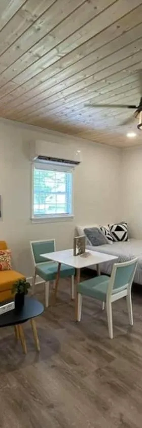 Beautifully Renovated Studio 2 Miles From Marina!，位于Winchester的酒店