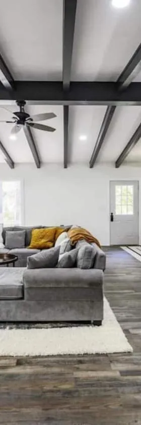 Gorgeous Renovated Home With Large & Private Lot，位于Winchester的酒店