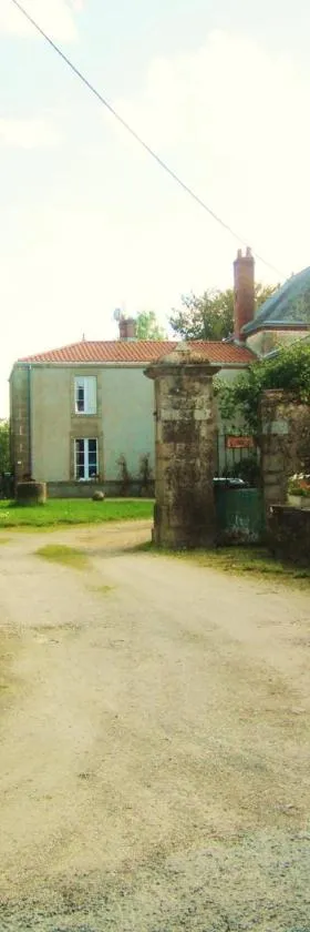 Le Manoir "Aux Douves"，位于Bazoges-en-Paillers的酒店