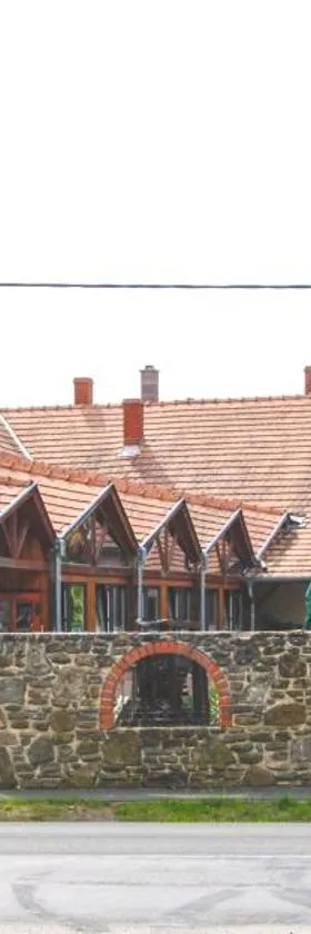 Borostyánkert Étterem & Vendégház，位于Sitke的酒店