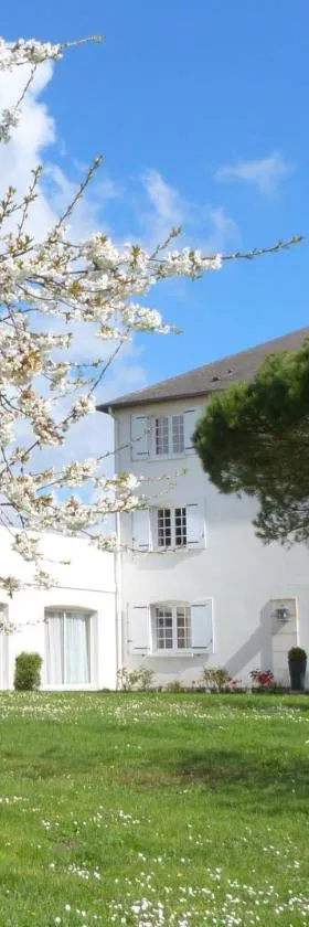 Logis Hôtel Restaurant des Châteaux，位于阿宰勒里多的酒店