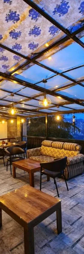 Sirhind Regency - Budget Friendly !! Travellers Delight !! Luxury Rooms !! Best Awarded，位于西姆拉的酒店