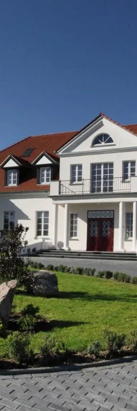 Pałac i Folwark Ńemino，位于Sierakowice的酒店