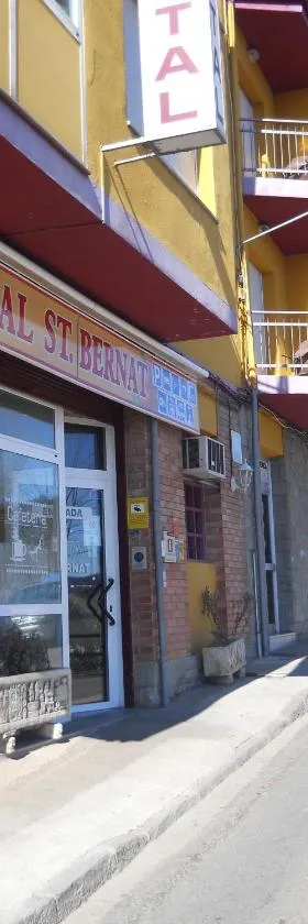 圣伯纳特旅馆，位于奥洛特的酒店