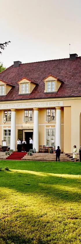 Pałac Bażantarnia，位于普什奇纳的酒店